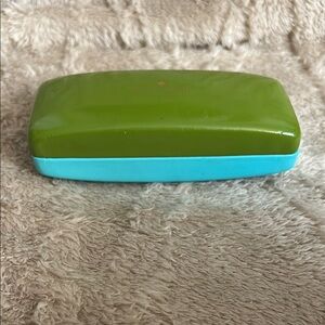 Kate Spade
Eyeglasses/Sunglasses Case
Green and Blue Eyeglass Case
6” x 1.5”